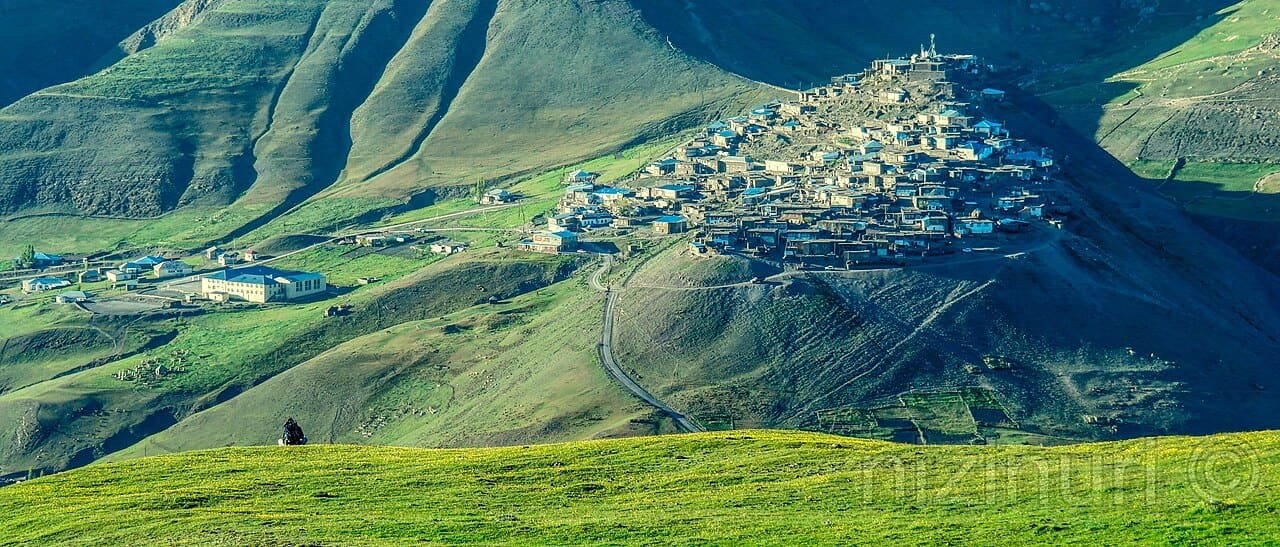 قرية خيناليق ومشهد الجبال المحيطة بها في منطقة قوبا