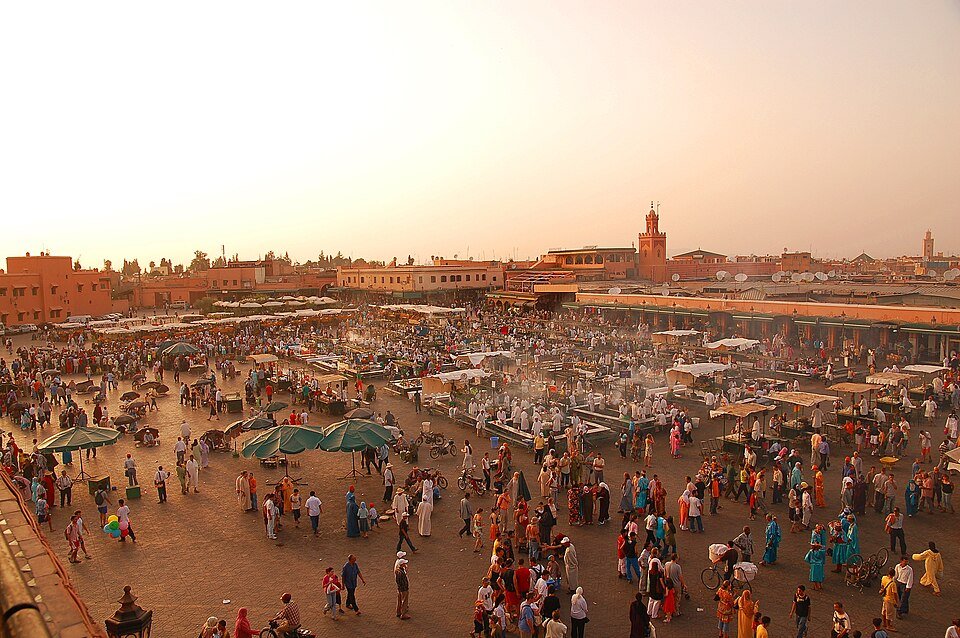 ساحة جامع الفنا ومباني مراكش وقت الغروب