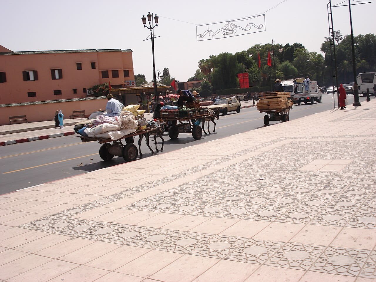 شارع ومبانٍ في حي جليز بمراكش