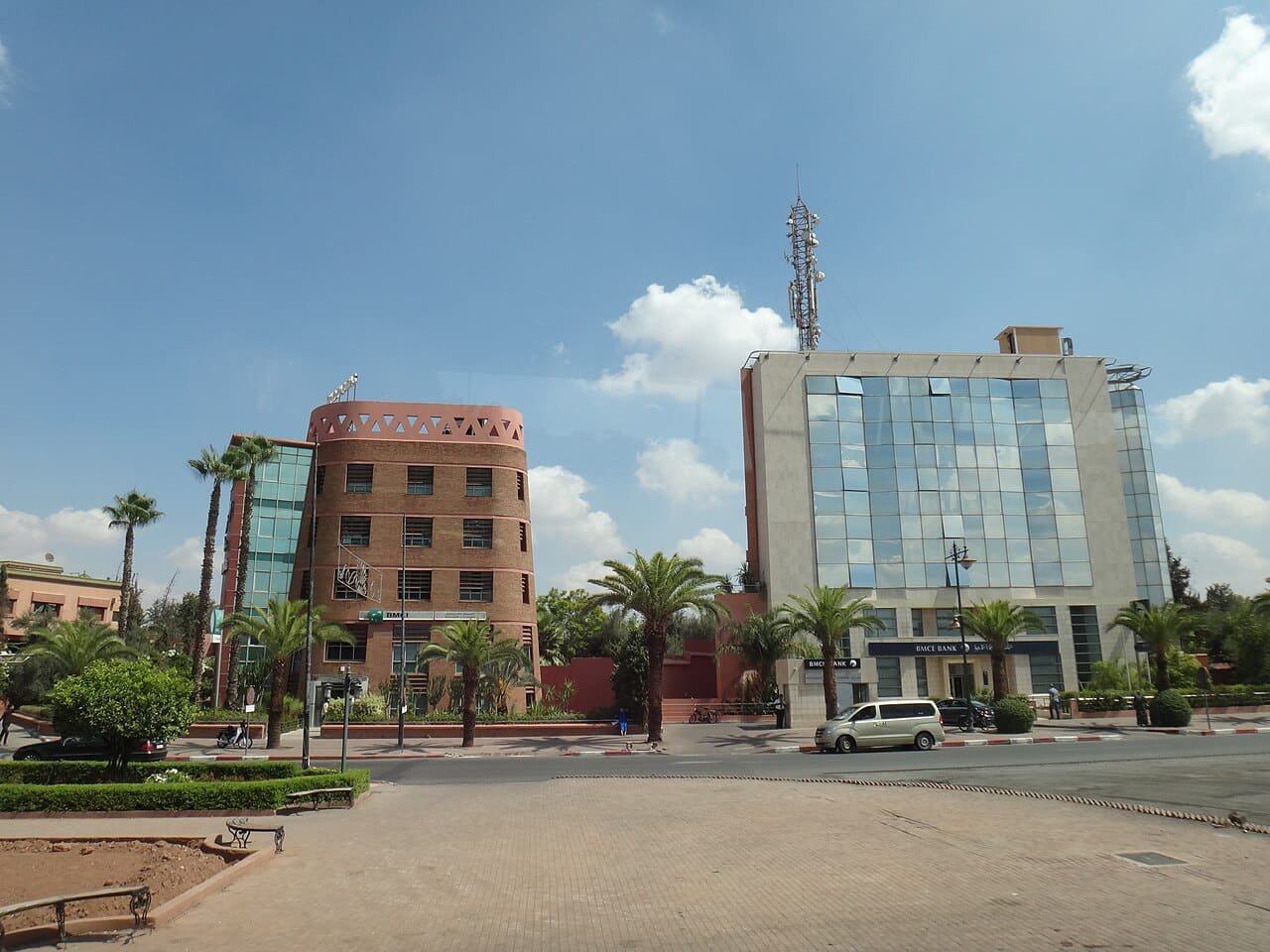 شارع ومبانٍ حديثة في منطقة إيفرناج بمراكش
