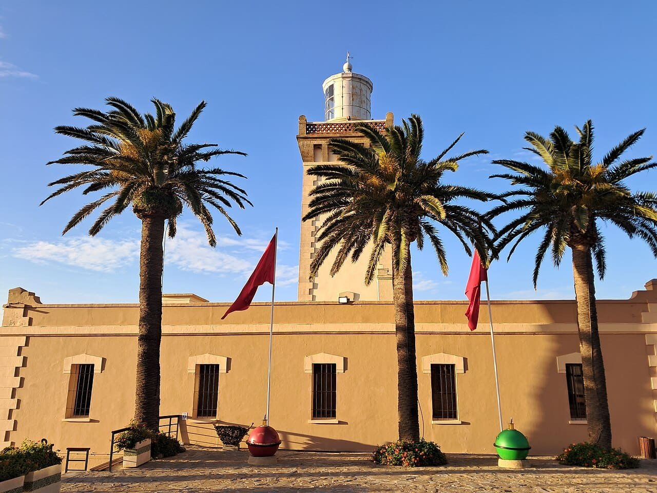 منارة رأس سبارطيل والغطاء النباتي حولها