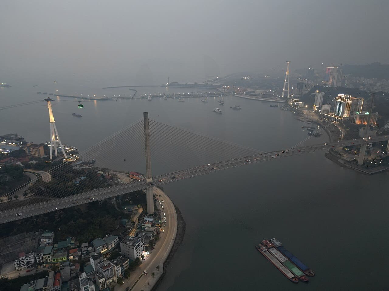 جسر باي تشاي والواجهة المائية في هالونغ